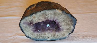 Grande geode di cristalli di Ametista (Brasile)