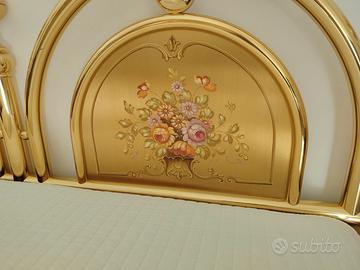 letto in ottone decorato 