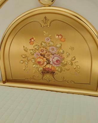 letto in ottone decorato 