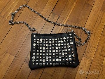 Borsa in gomma con borchie