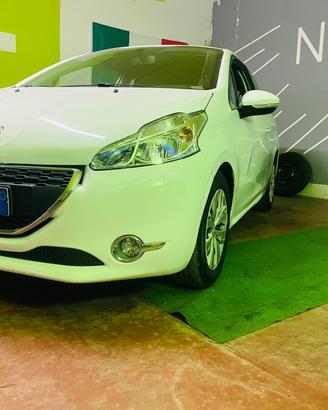 Peugeot 208 1.4 HDi 68 CV 3 porte Allure