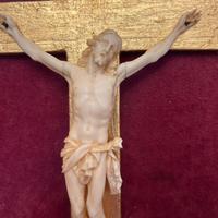 Cristo crocifisso con edicola in foglia oro