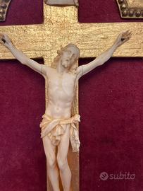 Cristo crocifisso con edicola in foglia oro