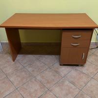 Scrivania con cassettiera