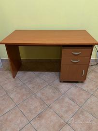 Scrivania con cassettiera