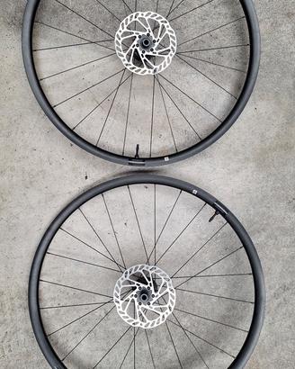 Ruote tubeless ready Giant più copertoni 