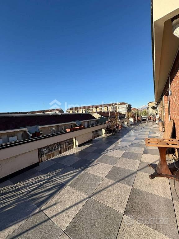 Appartamento di 150 m² con più di 5 locali a Torin - Vista 5