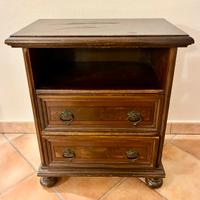 Comodino in legno. Lung 56 x alt 65 x larg 33