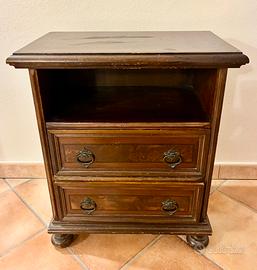 Comodino in legno. Lung 56 x alt 65 x larg 33