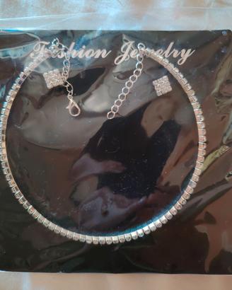 collana con strass e orecchini  abbinati