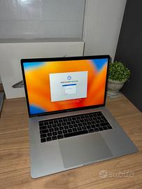 Macbook Pro 15" 2017 17 16 GB ram 256 GB + cover