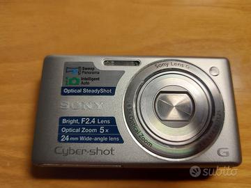 macchina fotografica sony con scafandro sub