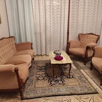 salotto con 1  divano e 2 poltrone e tavolino