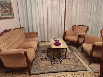 salotto con 1  divano e 2 poltrone e tavolino