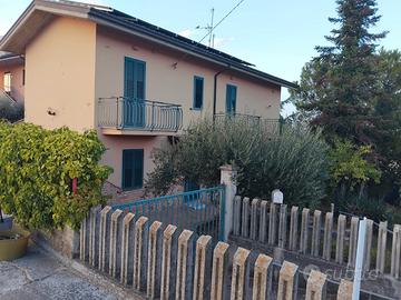Casa indipendente con vista sulla collina