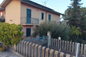 Casa indipendente con vista sulla collina