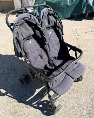 Passeggino gemellare.
