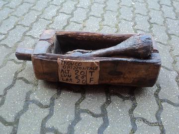 tronco scavato orizzontale con pestello