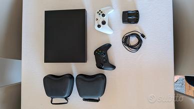 Console Xbox One X con due controller
