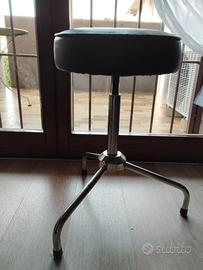 Sgabello vintage in acciaio e vera pelle 