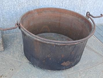 antico calderone in rame 