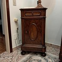 Coppia di comodini in legno