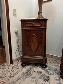 Coppia di comodini in legno