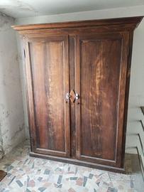 Armadio antico in noce