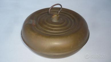 Antica boule dell'acqua calda in metallo stagnato