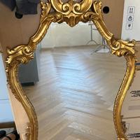 Antica specchiera da parete in legno intagliato