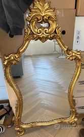 Antica specchiera da parete in legno intagliato