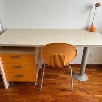 Scrivania arancione funzionale con design moderno