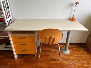 Scrivania arancione funzionale con design moderno