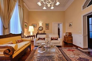 Palazzo / Stabile di 240 m² con più di 5 locali a 