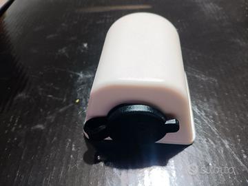 Presa in plastica bianca, accendisigari