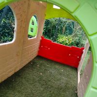 Casetta con finestre ed uscita per bimbi