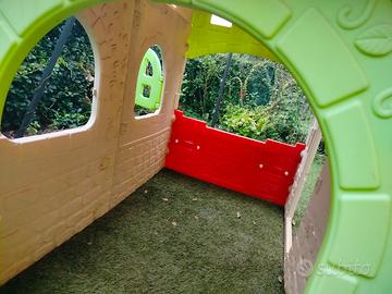 Casetta con finestre ed uscita per bimbi