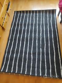 Tappeto a righe bianco e nero (IKEA), misura 1,35