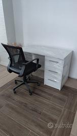 Scrivania e sedia da ufficio