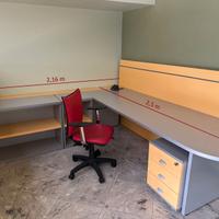 Scrivania completa con sedia e cassettiera