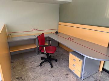 Scrivania completa con sedia e cassettiera