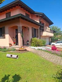 Villa di 200 m² con più di 5 locali e box auto a N