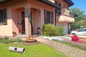 Villa di 200 m² con più di 5 locali e box auto a N