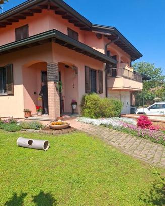 Villa di 200 m² con più di 5 locali e box auto a N