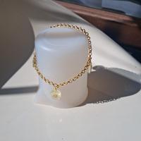 braccialetto color oro con ciondoli