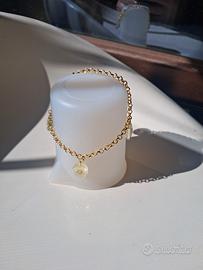 braccialetto color oro con ciondoli