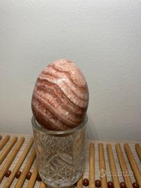 Pietra a forma di uovo in granito