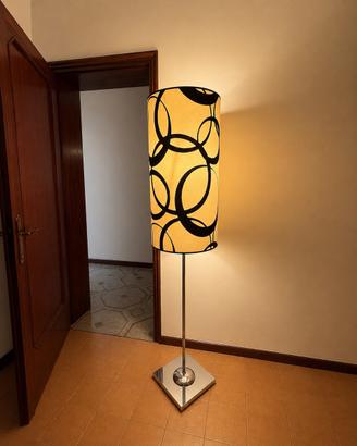 Lampada da terra moderna con paralume decorato