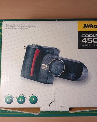 Fotocamera Nikon Coolpix 4500 con scatola