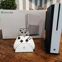 Xbox One S 2tb con cuffie, gioco,base di ricarica